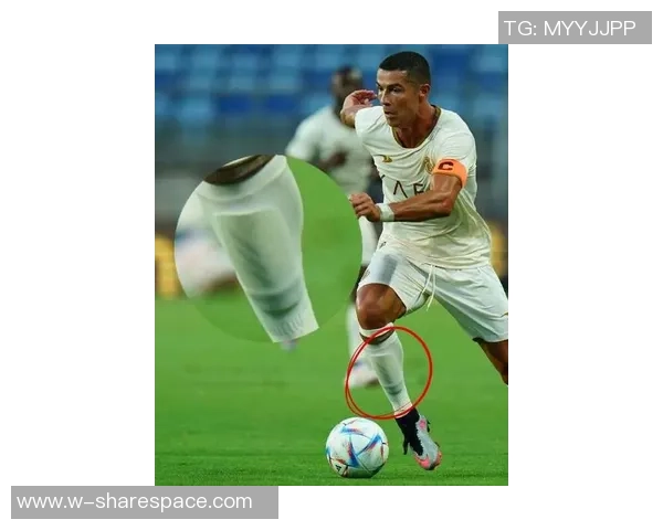 足球明星C罗袜子背后的故事与时尚潮流的完美结合解析